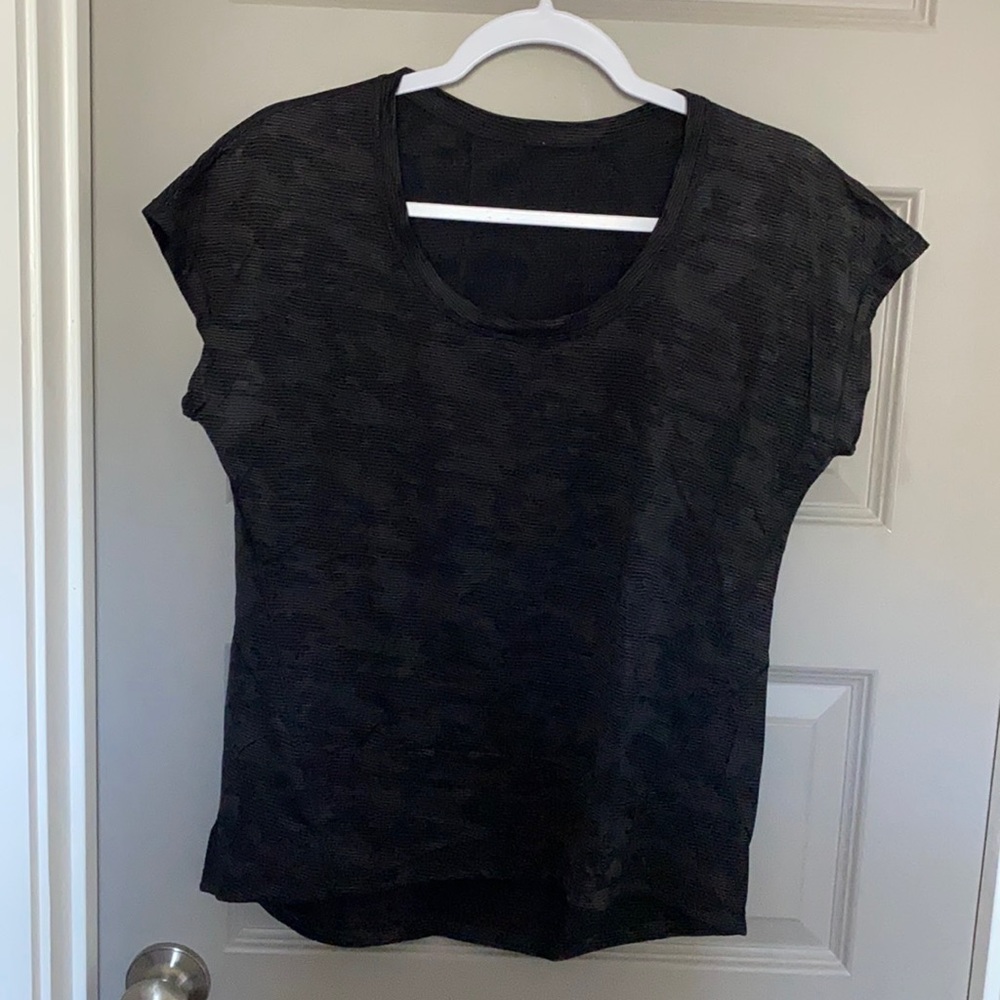 Black camo lululemon tee